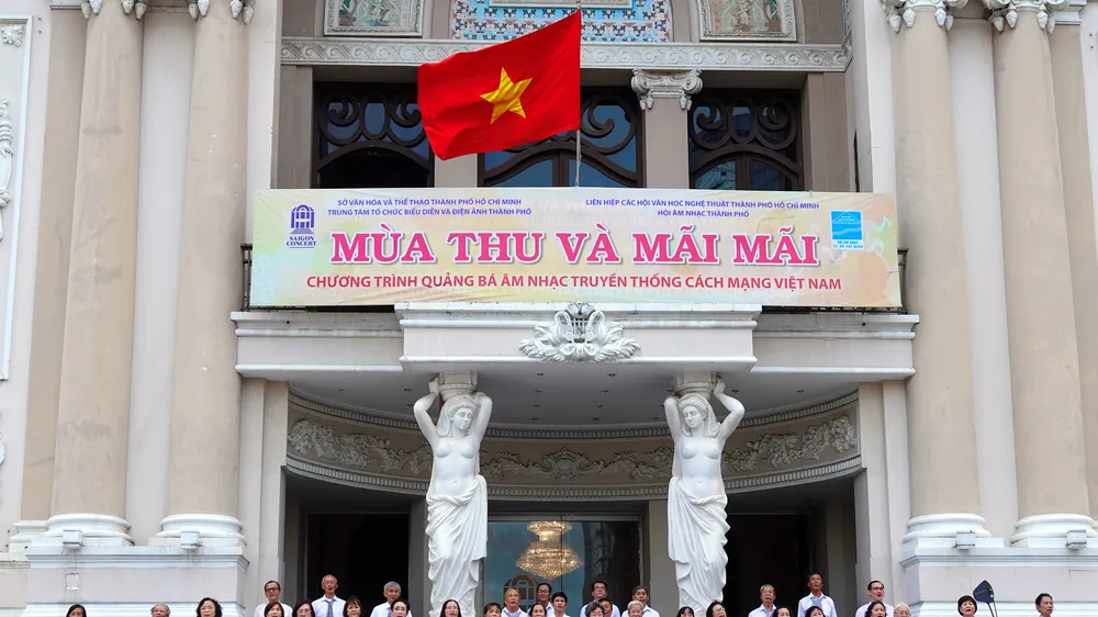 CLB Truyền thống Thành Đoàn TPHCM biểu diễn các sáng tác âm nhạc cách mạng hào hùng một thời tạo bao xúc cảm cho khán giả trong sáng 2-9. Ảnh: THÚY BÌNH 