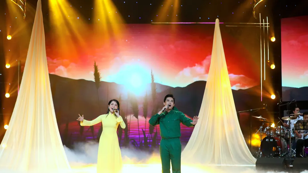 Tiết mục ca nhạc "Chiều biên giới" trong chương trình "Khi ta hai mươi". Ảnh: HTV