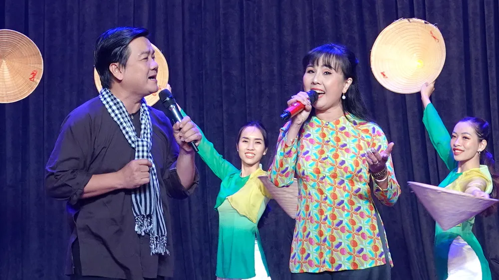 NSƯT Lê Tứ và NS Hà Như tham gia biểu diễn trong chương trình nghệ thuật đặc biệt "Đờn ca tài tử Nam bộ - Di sản tỏa sáng". Ảnh: THÚY BÌNH