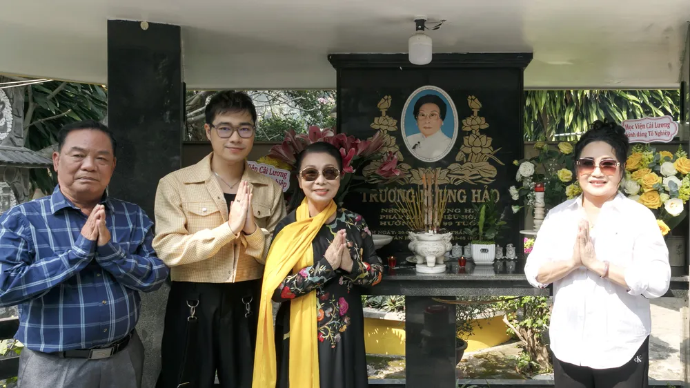NSND Bạch Tuyết nhớ lại nhiều kỷ niệm thời tuổi trẻ khi được làm học trò của NSND Phùng Há - người thầy bà rất yêu kính, nể phục. Ảnh: NGUYỄN LÂM 