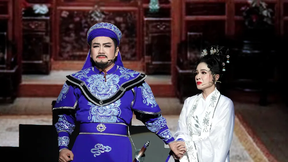 NSƯT Lê Tứ (vai Tổng đốc Võ Duy Ninh) và NSƯT Lê Hồng Thắm (vai Đào Thị Thạnh, vợ Tổng đốc) trong vở cải lương "Khúc tráng ca thành Gia Định". Ảnh: THÚY BÌNH