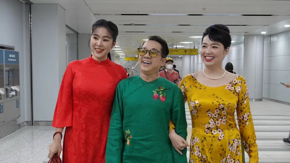 Các nghệ sĩ tham quan và trải nghiệm tuyến Metro Bến Thành- Suối Tiên. Ảnh: THÚY BÌNH