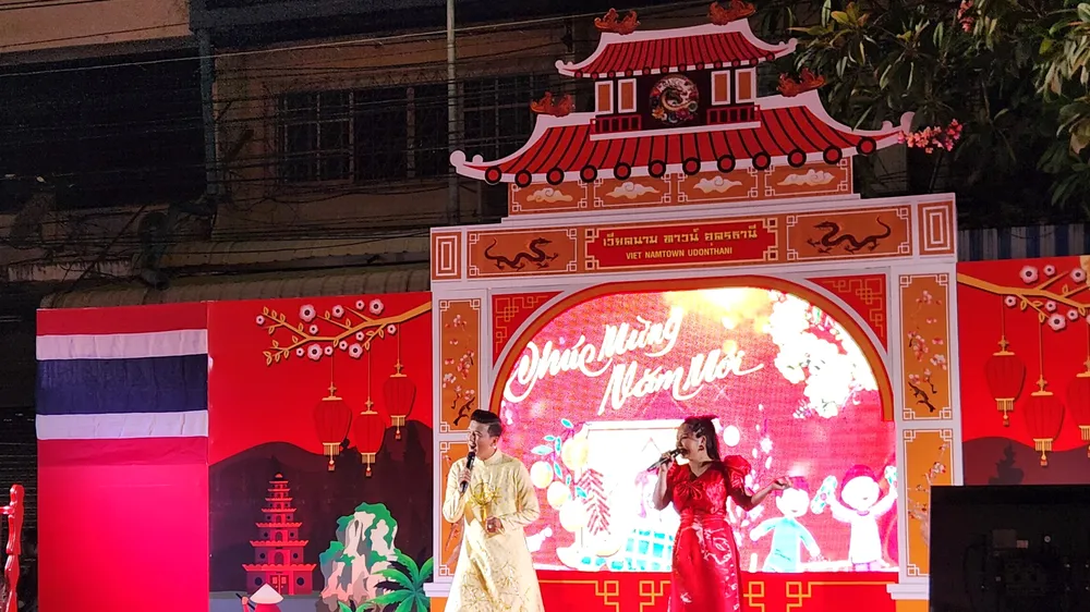 Đoàn nghệ sĩ TPHCM chụp hình kỷ niệm tại Trụ sở Hội Người Việt Nam tỉnh Udon Thani, Thái Lan. Ảnh: Nghệ sĩ cung cấp.
