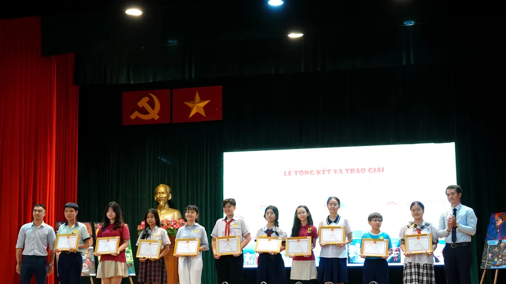 Các em học sinh đoạt giải nhất, nhì và ba tại Hội thi Nét vẽ xanh 2024. Ảnh: THÚY BÌNH