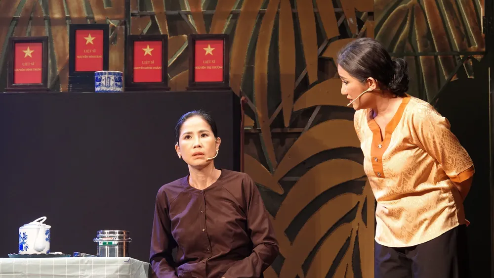 Nghệ sĩ Đào Vân Anh và Cát Tường trong vở kịch "Hai người mẹ". Ảnh: THÚY BÌNH