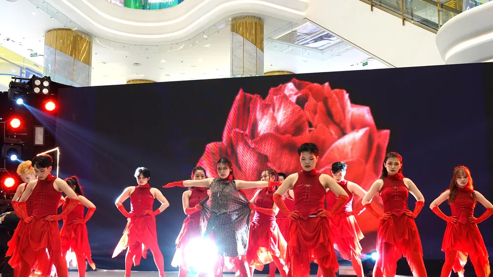  Tiết mục biểu diễn "Đóa hồng gai" của nhóm Click-K Dance Crew - trường ĐH Hutech TPHCM. Ảnh: THÚY BÌNH