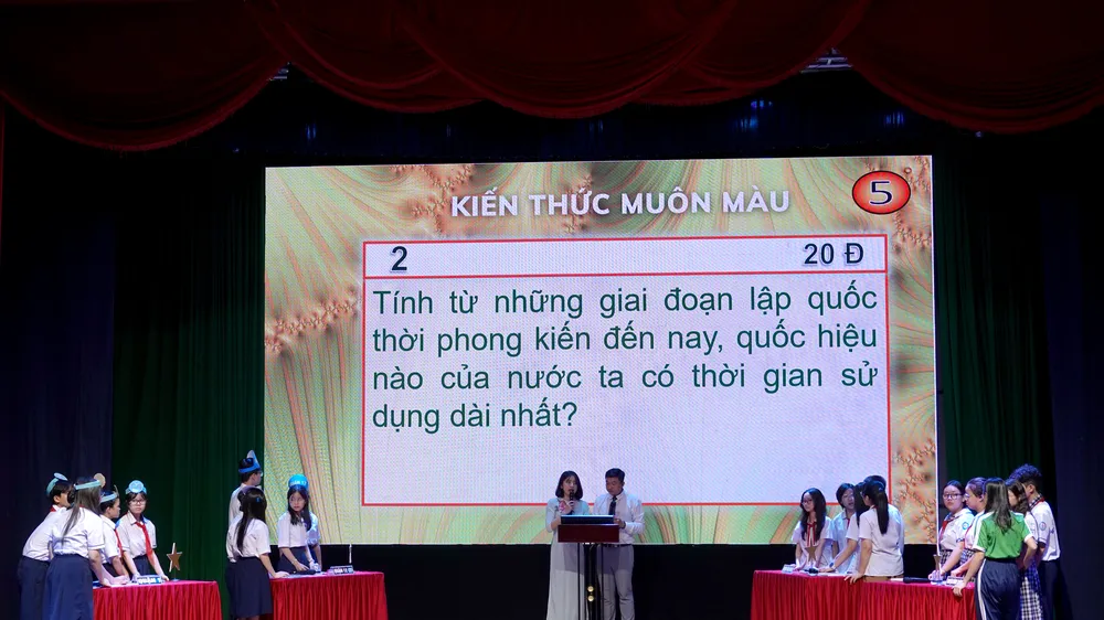 Hội thi "Kiến thức Muôn màu" là sân chơi kiến thức thú vị, vui tươi và hấp dẫn các em học sinh. Ảnh: THÚY BÌNH