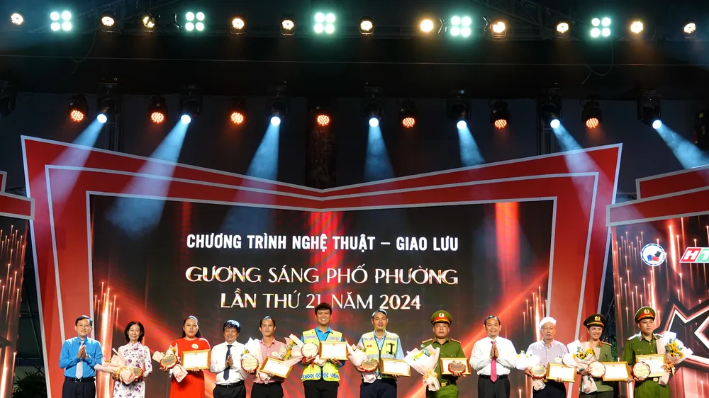 Các cá nhân và tập thể tiêu biểu là "Gương sáng phố phường" năm 2024, vinh dự đón nhận giấy khen và kỷ niệm chương Công an TPHCM trao tặng. Ảnh: THÚY BÌNH