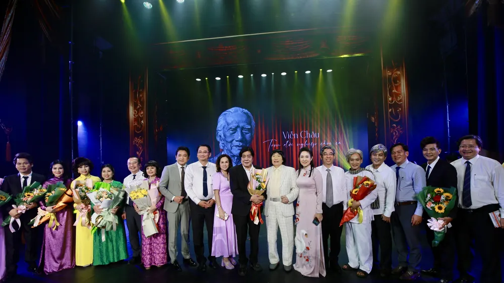 Lãnh đạo TPHCM chụp hình kỷ niệm cùng các nghệ sĩ tham gia trong chương trình nghệ thuật "Viễn Châu trọn đời nghiệp cầm ca". Ảnh: DŨNG PHƯƠNG