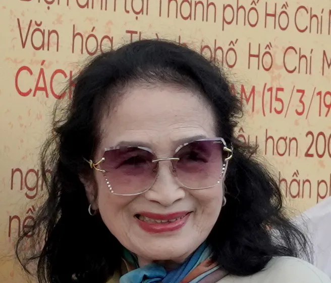 NSND Trà Giang được trao Giải thưởng "Nghệ sĩ suốt đời vì cộng đồng". Ảnh: THÚY BÌNH 
