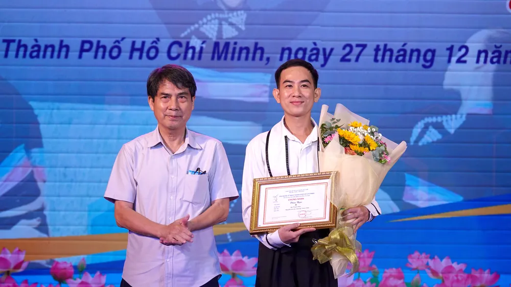 Chủ tịch Liên hiệp các Hội VHNT TPHCM Nguyễn Trường Lưu trao giải A cho tác giả - biên đạo Hà Thanh Hậu. Ảnh: THÚY BÌNH