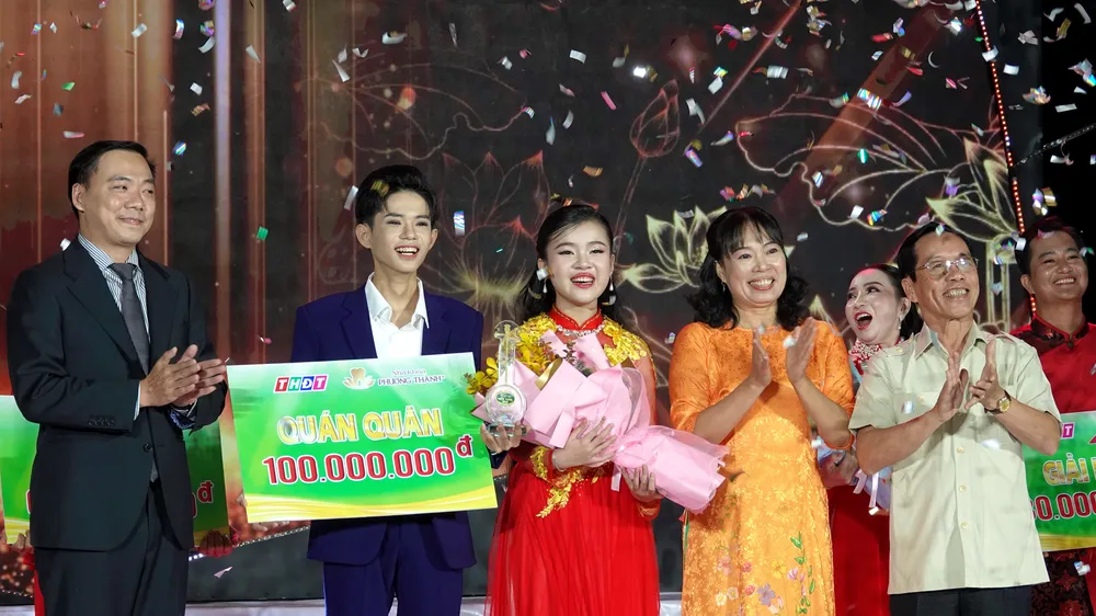 Hai thí sinh nhỏ tuổi nhất vòng chung kết xếp hạng Phạm Mỹ Huyền (Đồng Tháp) và Vương Quan Trí (An Giang), vui mừng nhận giải thưởng Quán quân "Tài tử miệt vườn" mùa 5 phiên bản song ca năm 2024. Ảnh: THÚY BÌNH
