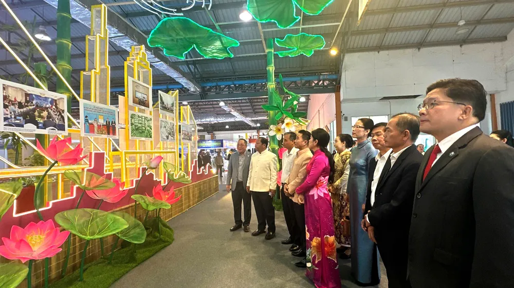 Các đại biểu tham quan Triển lãm Thành phố Hồ Chí Minh và các tỉnh, thành hữu nghị tại Savannakhet lần thứ 5. Ảnh: MINH DIỄM