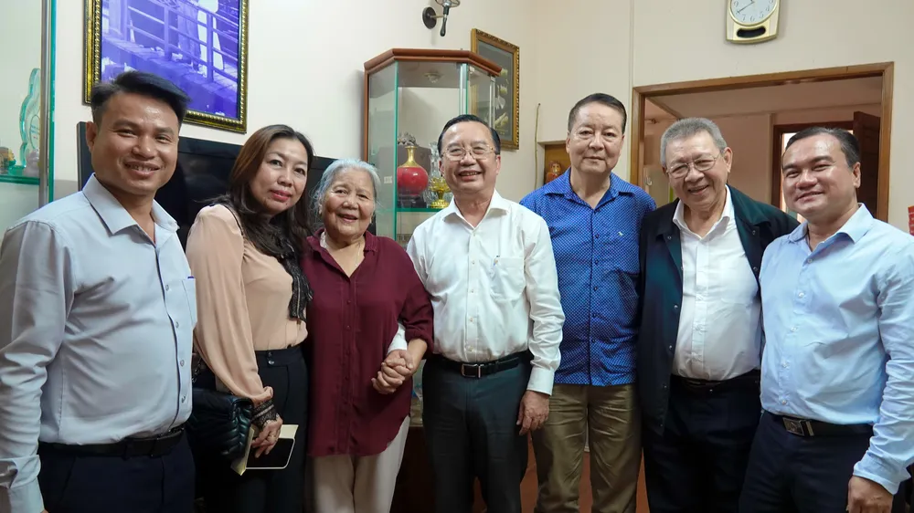 Giám đốc Sở VH-TT TPHCM thăm, tặng quà nghệ sĩ tiêu biểu