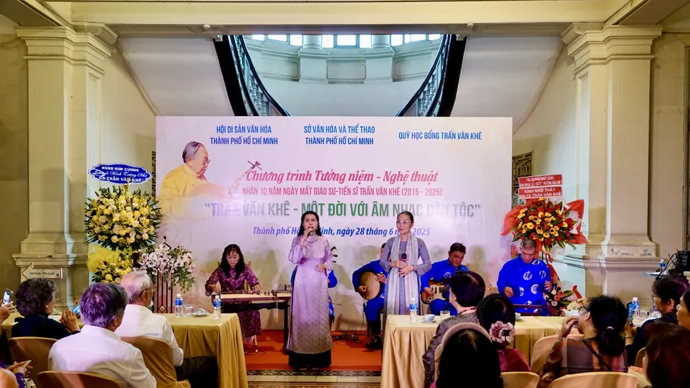 Tiến sĩ Mai Mỹ Duyên và NNƯT Ngọc Đặng biểu diễn bài "Dạ cổ hoài lang". Ảnh: THÚY BÌNH