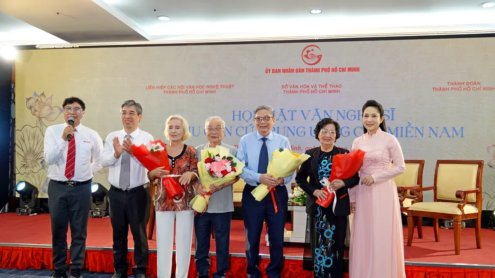 Phó Bí thư Thành ủy TPHCM, Chủ tịch UBMTTQ Việt Nam TPHCM Nguyễn Phước Lộc và Phó Giám đốc Sở VHTT TPHCM Nguyễn Thị Thanh Thúy tặng hoa các cô chú văn nghệ sĩ lão thành cách mạng tham gia giao lưu trong buổi Họp mặt văn nghệ sĩ Khu căn cứ Trung ương Cục miền Nam. Ảnh: THÚY BÌNH