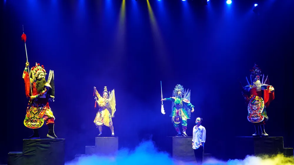 Vở kịch múa "Sống", tác phẩm tốt nghiệp chuyên ngành Đạo diễn Sân khấu trường Đại học Sân khấu và điện ảnh TPHCM của sinh viên Bùi Văn Điền. Ảnh: THÚY BÌNH