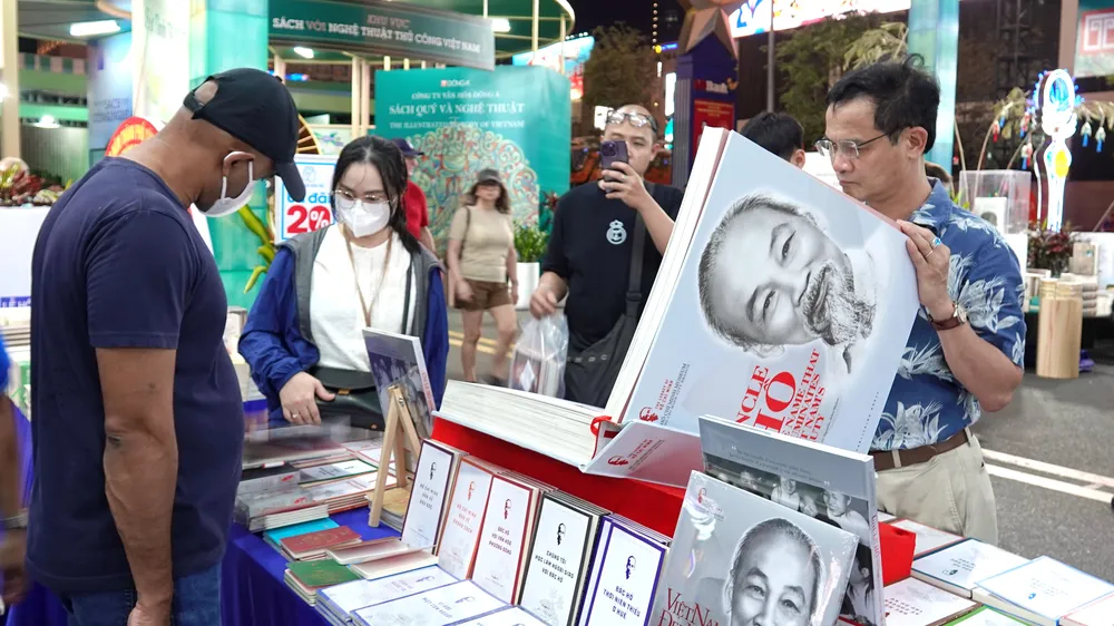 Lễ hội Đường sách Tết Bính Ngọ 2026 thu hút hơn 1 triệu lượt khách tham quan, mua sắm. Ảnh: THÚY BÌNH