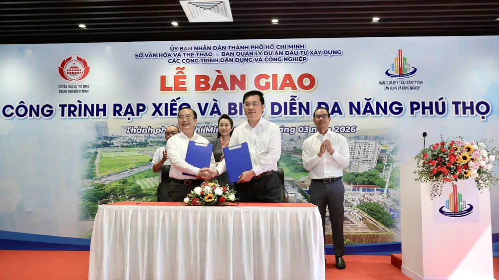 Giám đốc Sở VH-TT TPHCM Trần Thế Thuận và Giám đốc Ban Quản lý dự án đầu tư xây dựng các công trình dân dụng và công nghiệp TPHCM Võ Đức Thanh ký văn bản bàn giao công trình Rạp xiếc và biểu diễn đa năng Phú Thọ cho Sở VH-TT TPHCM. Ảnh: DŨNG PHƯƠNG
