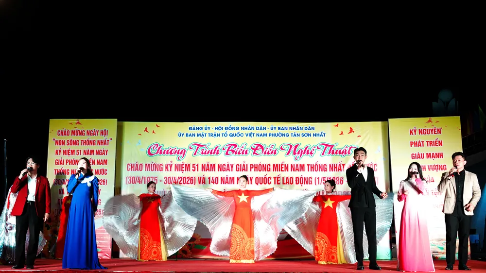 Tiết mục ca múa "Thênh thang đường mới". Ảnh: THÚY BÌNH