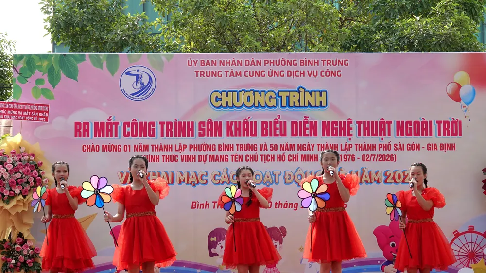 Các em thiếu nhi CLB Hoa Xuân biểu diễn tiết mục "Hè ơi rộn vang tiếng hát". Ảnh: THÚY BÌNH 