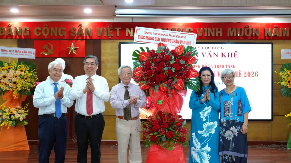 Đồng chí Nguyễn Phước Lộc tặng hoa chúc mừng Giải thưởng Trần Văn Khê. Ảnh: THÚY BÌNH