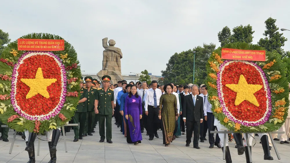 Lãnh đạo TPHCM dâng hương, dâng hoa tưởng niệm Chủ tịch Hồ Chí Minh và các anh hùng liệt sĩ