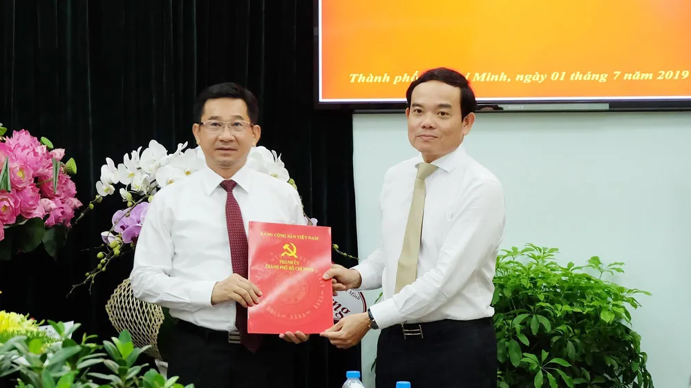 Đồng chí Trần Lưu Quang, Phó Bí thư Thường trực Thành ủy TPHCM trao quyết định tiếp nhận và bổ nhiệm cho đồng chí Dương Ngọc Hải. Ảnh: THU HƯỜNG