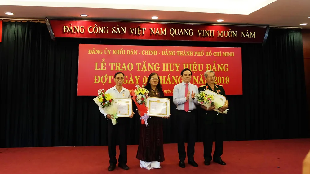 Đảng ủy Khối Dân - Chính - Đảng TPHCM trao Huy hiệu Đảng cho 28 đảng viên