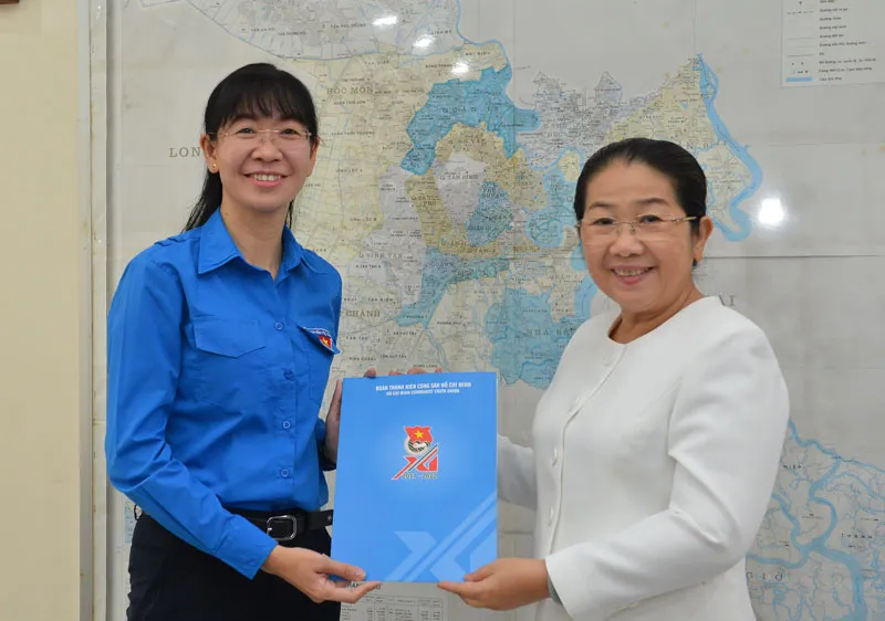 Phó Bí thư Thành uỷ TPHCM Võ Thị Dung trao quyết định cho chị Phan Thị Thanh Phương. Ảnh: VIỆT DŨNG