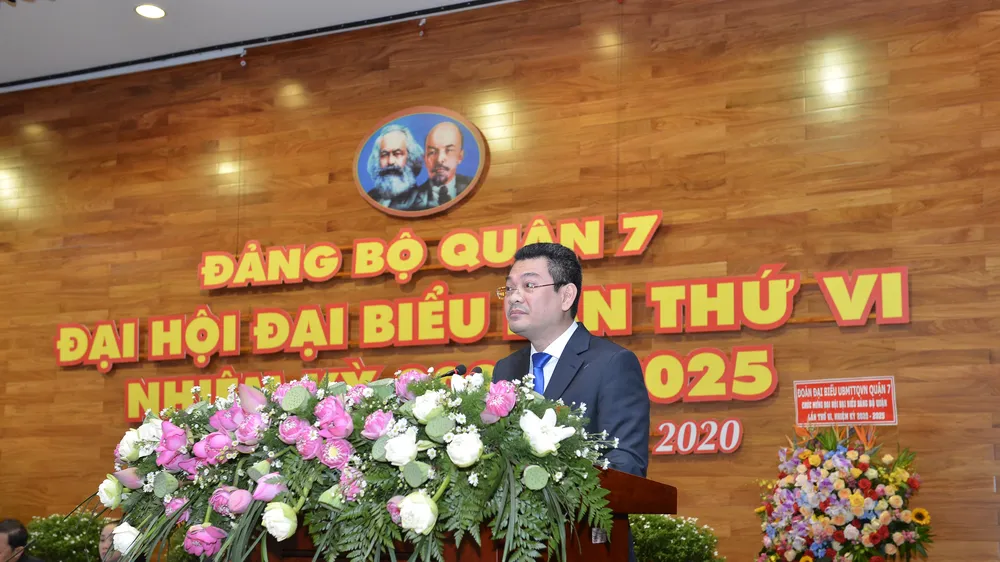 Chủ tịch UBND quận 7 Hoàng Minh Tuấn Anh phát biểu tại Đại hội Đảng bộ quận 7. Ảnh: VIỆT DŨNG