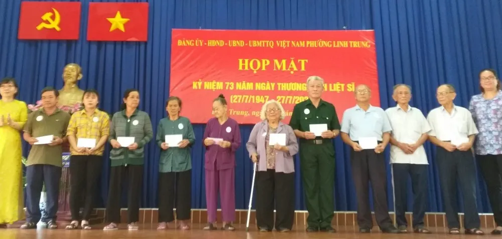 Tặng quà 214 gia đình chính sách, người có công ​