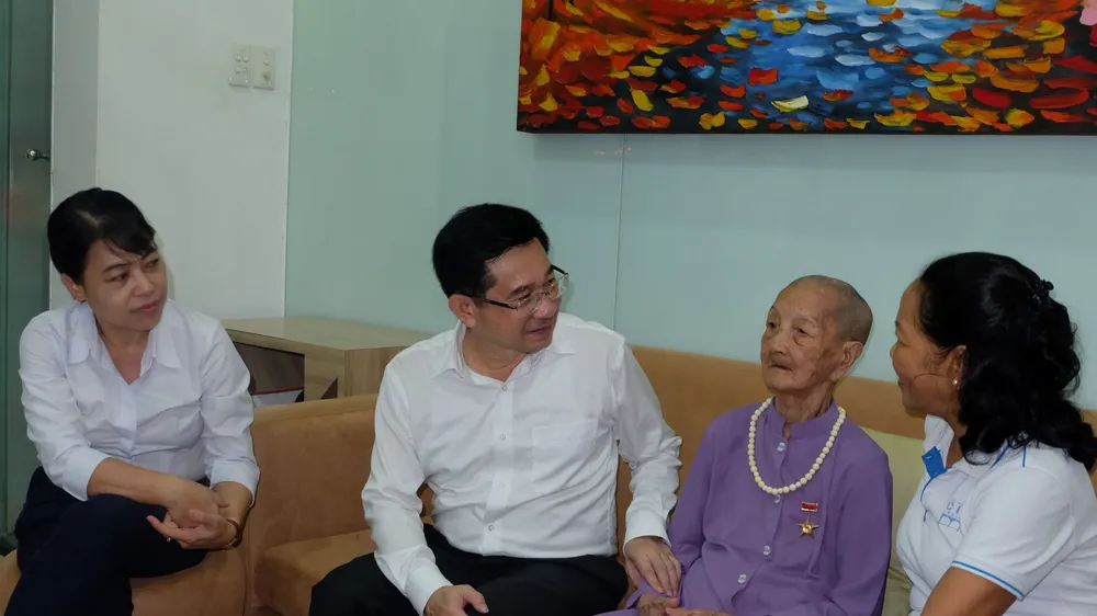 Chủ nhiệm Ủy ban Kiểm tra Thành ủy TPHCM Dương Ngọc Hải thay mặt lãnh đạo TPHCM thăm, tặng quà Mẹ Việt Nam Anh hùng Trần Thị Nho