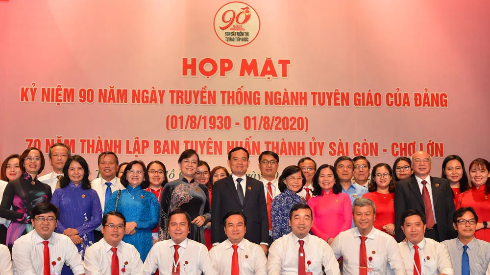 Phó Bí thư Thường trực Thành ủy TPHCM Trần Lưu Quang chụp hình cùng các đại biểu ngành Tuyên giáo. Ảnh: VIỆT DŨNG