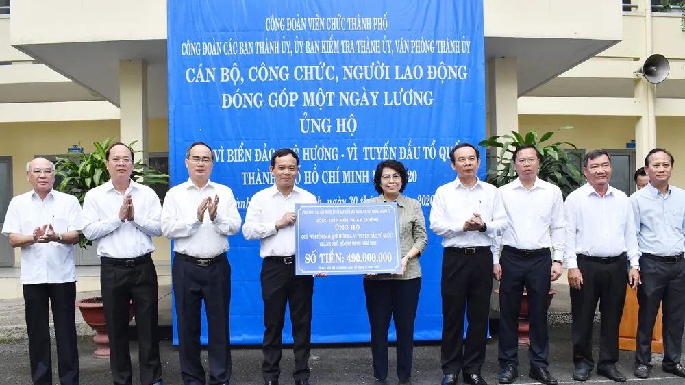 490 triệu đồng ủng hộ Quỹ “Vì biển đảo quê hương - Vì tuyến đầu Tổ quốc”