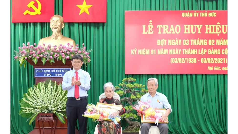 Quận Thủ Đức trao Huy hiệu Đảng cho 103 đảng viên cao tuổi Đảng