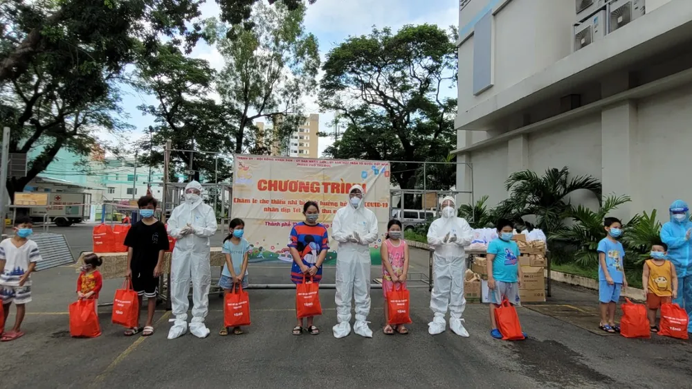 Lãnh đạo TP Thủ Đức thăm, tặng quà trung thu cho các em thiếu nhi mắc Covid-19
