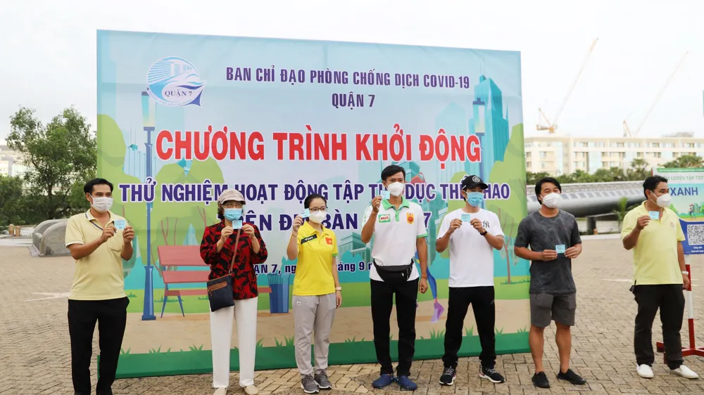 Quận 7 thí điểm mở cửa 2 công viên và 5 sân quần vợt phục vụ người dân