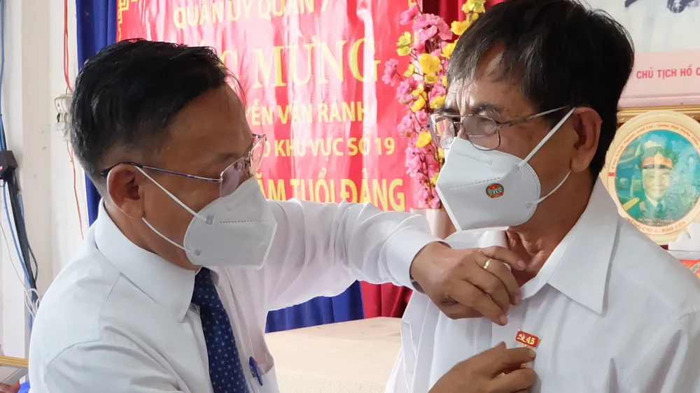 Đồng chí Nguyễn Hữu Hiệp trao Huy hiệu Đảng cho đảng viên cao tuổi Đảng