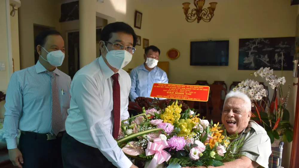 Lãnh đạo TPHCM thăm, chúc mừng các nhà giáo tiêu biểu