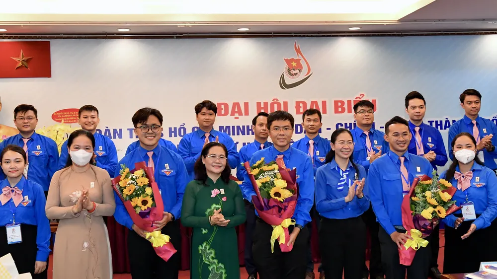 Chủ tịch HĐND TPHCM Nguyễn Thị Lệ chúc mừng Ban Chấp hành Đoàn khối Dân-Chính-Đảng TPHCM. Ảnh: VIỆT DŨNG