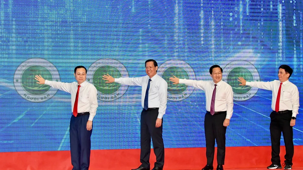 Chủ tịch UBND TPHCM Phan Văn Mãi và các đồng chí lãnh đạo TP Thủ Đức thực hiện nghi thức công bố Cổng thông tin điện tử TP Thủ Đức và Ứng dụng trực tuyến "TP Thủ Đức”. Ảnh: VIỆT DŨNG