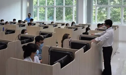 Các thí sinh tham dự kỳ thi tuyển công chức khối Đảng, Đoàn thể TPHCM năm 2022 tại phòng thi