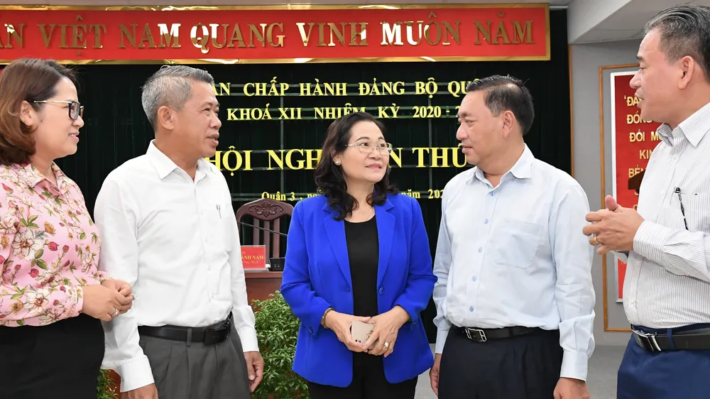 Chủ tịch HĐND TPHCM Nguyễn Thị Lệ trao đổi cùng các đồng chí lãnh đạo quận 3 tại Hội nghị BCH Đảng bộ quận 3.Ảnh:VIỆT DŨNG