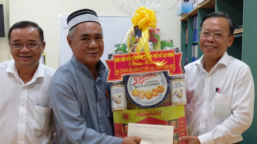 Thăm, chúc mừng cộng đồng Hồi giáo nhân Đại lễ Raya Idil Adha Hồi lịch 1443 - Dương lịch 2022