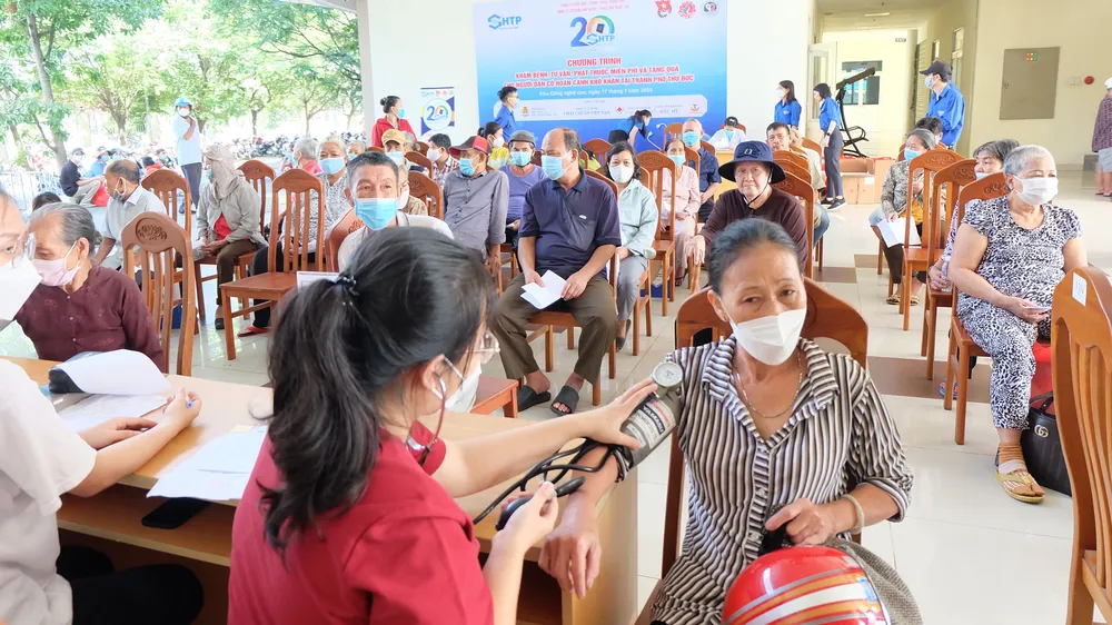 Khám bệnh, tặng quà cho 220 người dân khó khăn tại TP Thủ Đức
