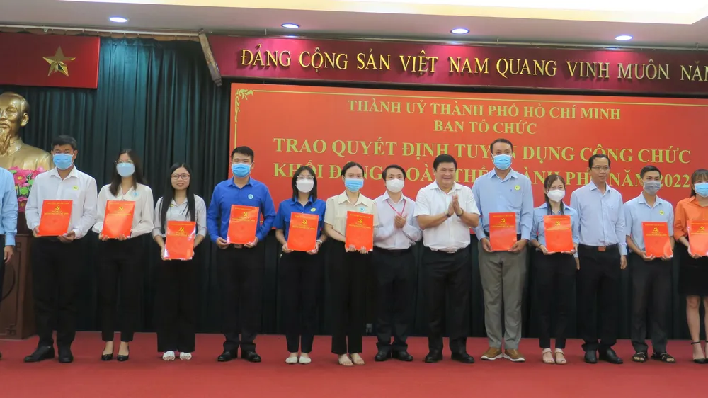 TPHCM trao quyết định tuyển dụng cho 174 công chức khối Đảng, đoàn thể 