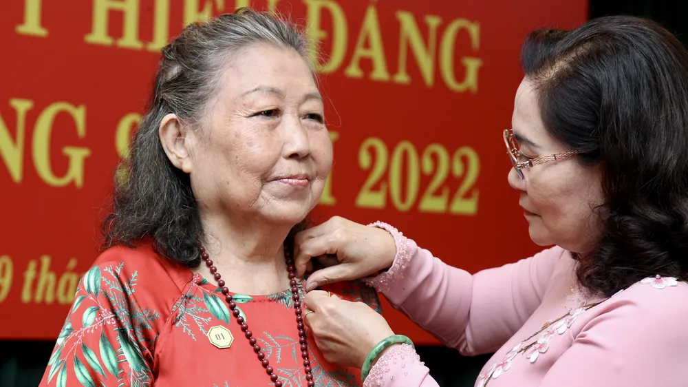Đồng chí Nguyễn Thị Lệ, Phó Bí thư Thành ủy, Chủ tịch HĐND TPHCM trao huy hiệu 60 năm tuổi Đảng cho đồng chí Diệp Ngọc Sương. Ảnh: HOÀNG HÙNG