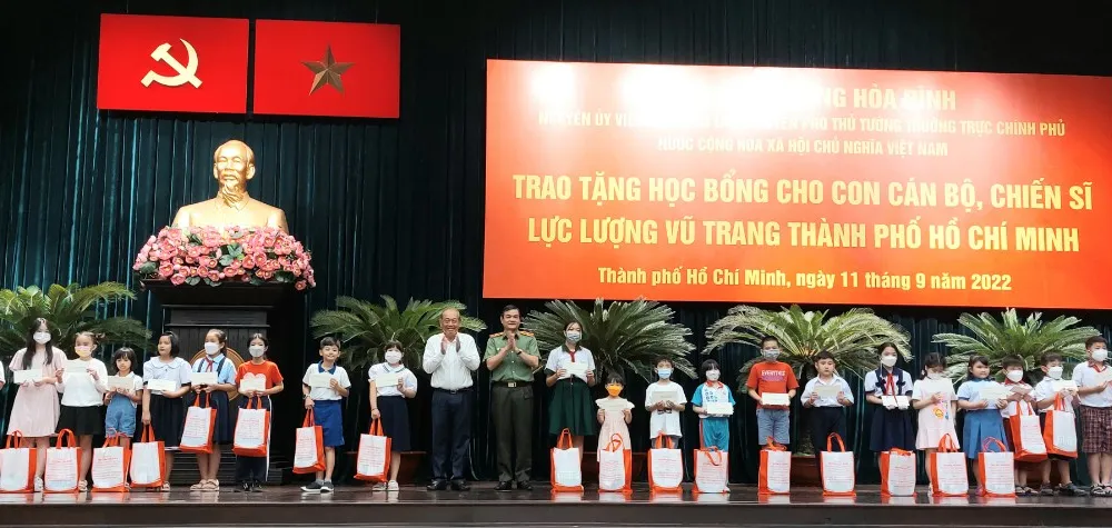 100 suất học bổng trao cho con cán bộ, chiến sĩ lực lượng vũ trang TPHCM