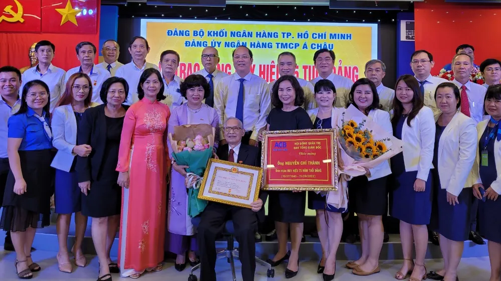 Đảng viên Đảng bộ Khối Ngân hàng TPHCM nhận Huy hiệu 75 năm tuổi Đảng